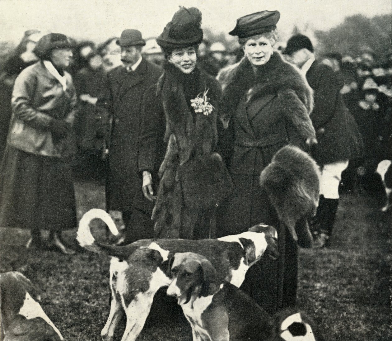 Queen Mary e Queen Alexandra em uma reunião da West Norfolk Hunt em 1920, 1951. de Unbekannt