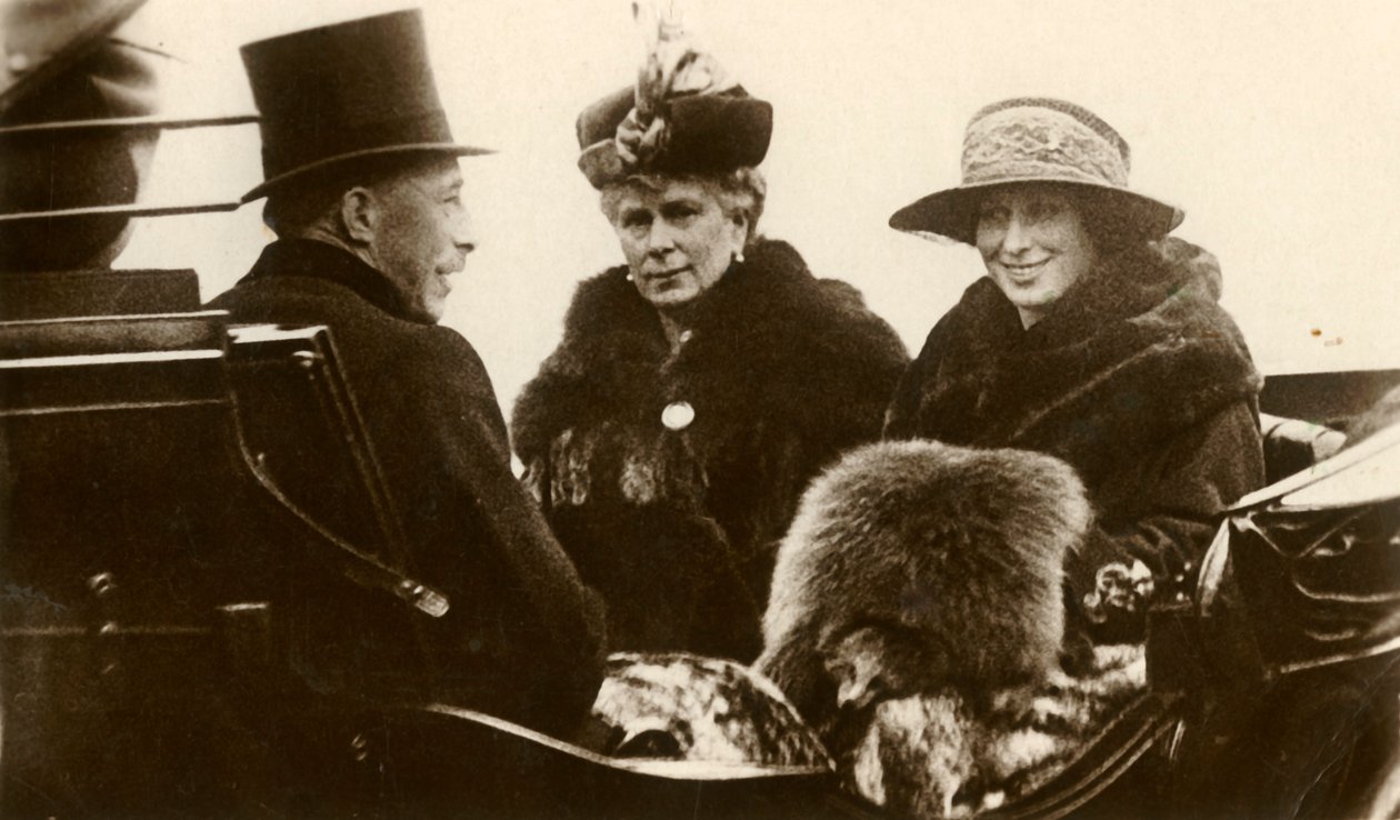 Rainha Maria com a princesa real e o visconde Lascelles, 1923. de Unbekannt