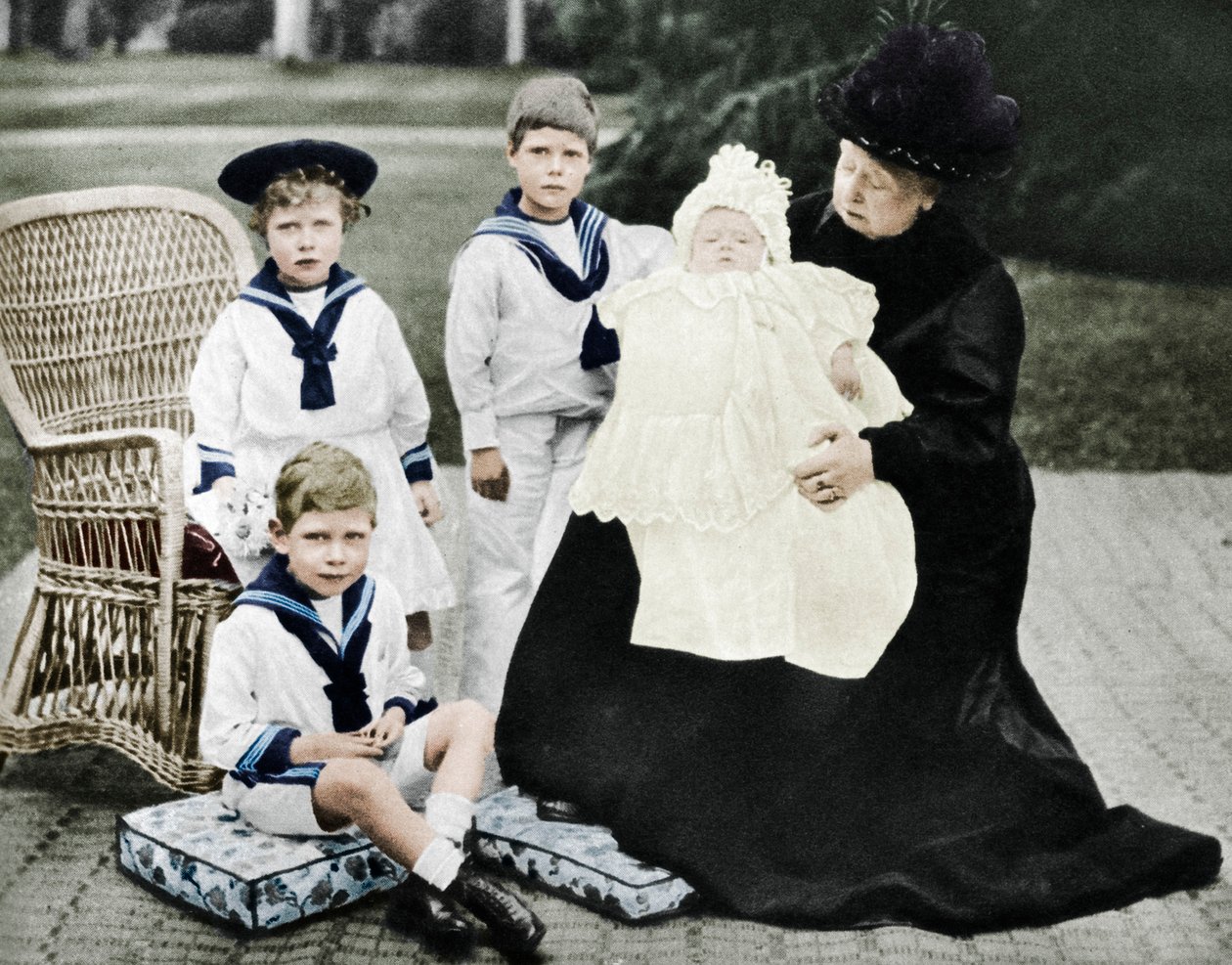 Rainha Victoria com seus bisnetos na Osborne House, Ilha de Wight, 1900 de Unbekannt
