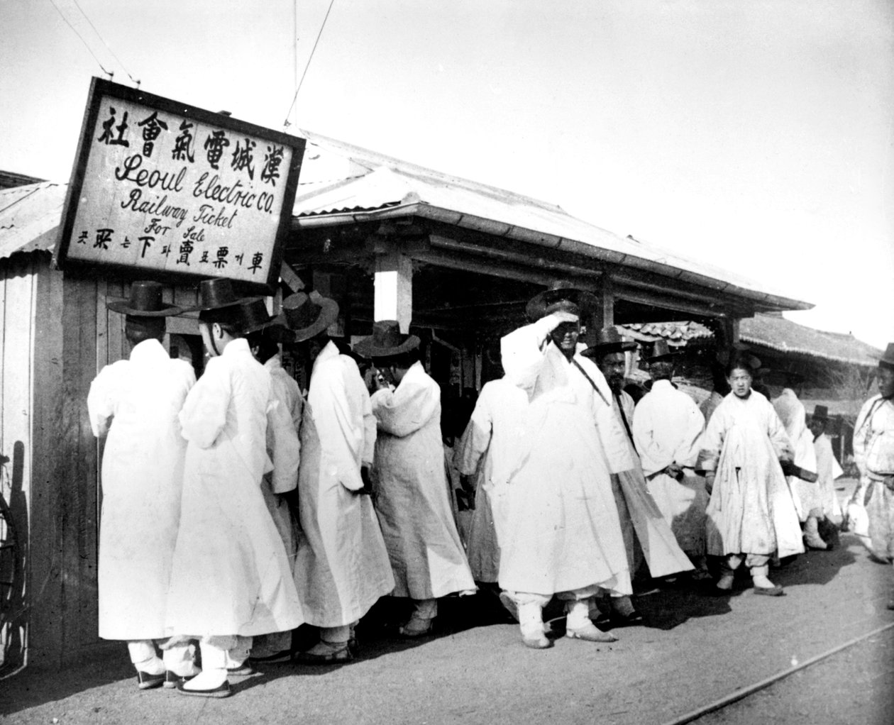 Fila para bilhetes de trem, Seul, Coréia, 1900 de Unbekannt
