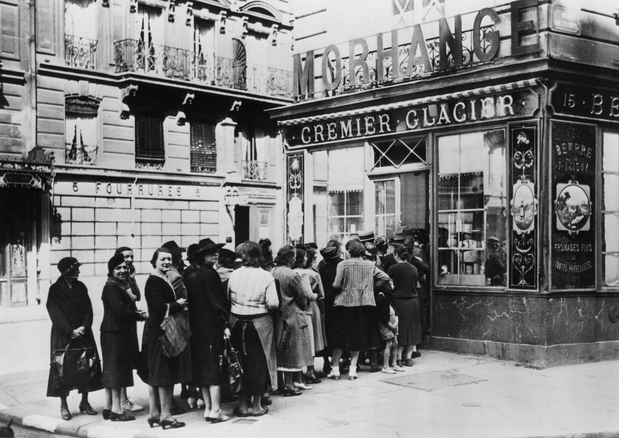 Fila de mulheres diante de uma loja de laticínios, Paris ocupada pela Alemanha, 28 de junho de 1940 de Unbekannt