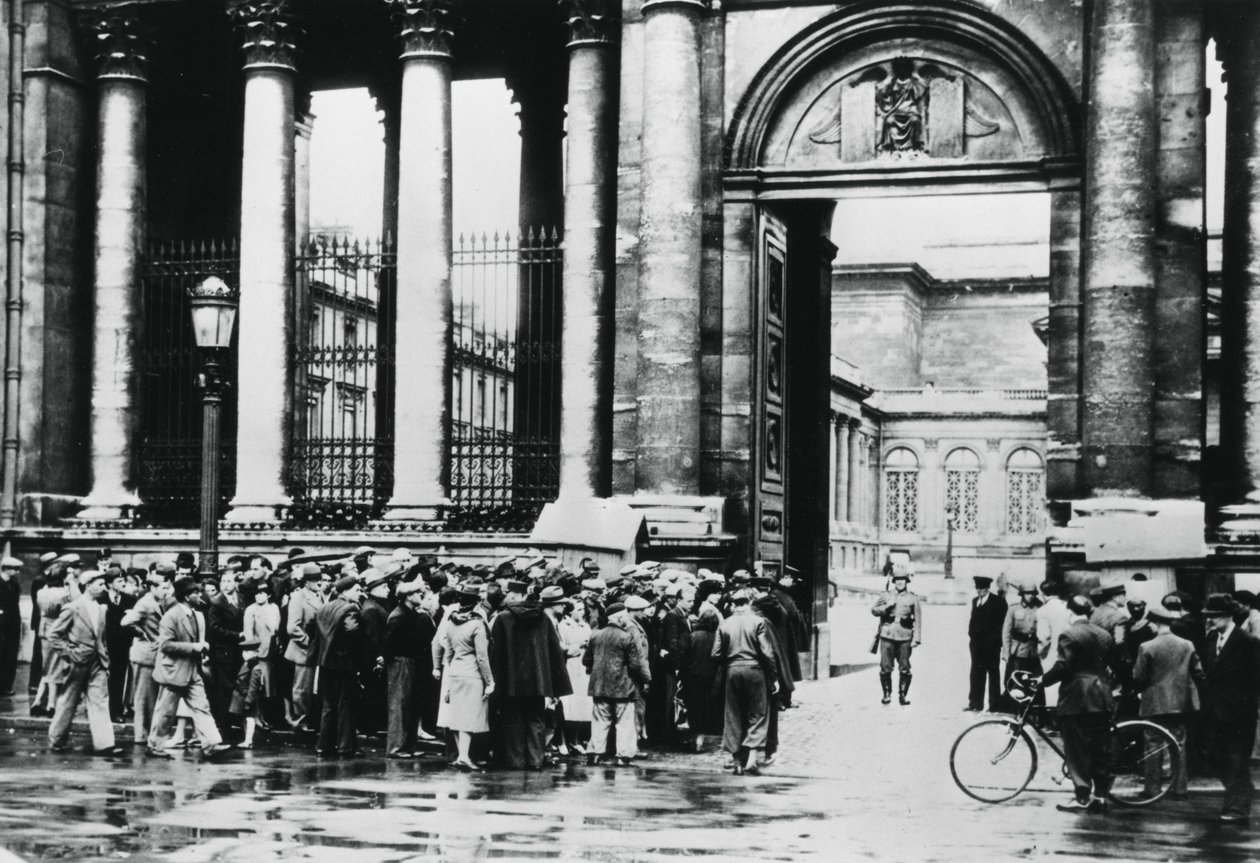 Fila do lado de fora do Bureau de Informações para civis na Câmara dos Deputados, Paris, julho de 1940 de Unbekannt
