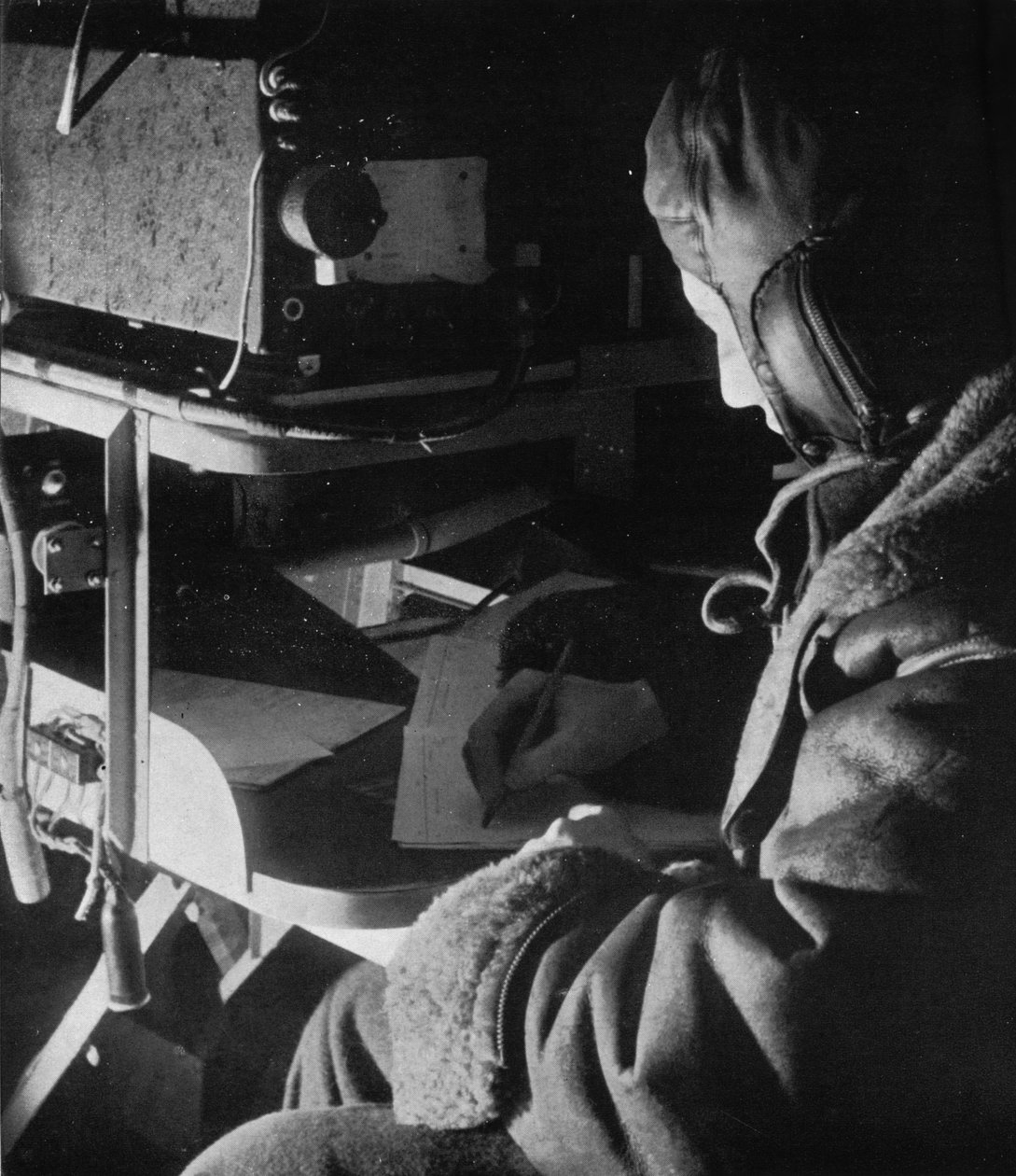 Operador de rádio do Comando Costeiro da RAF a bordo de sua aeronave, c1940 1943 de Unbekannt