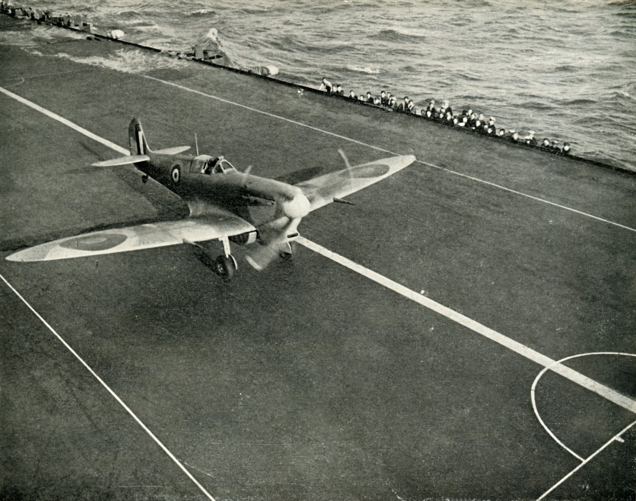 RAF Spitfire no convés de um porta-aviões a caminho de Malta, Segunda Guerra Mundial, 1942 1944. de Unbekannt