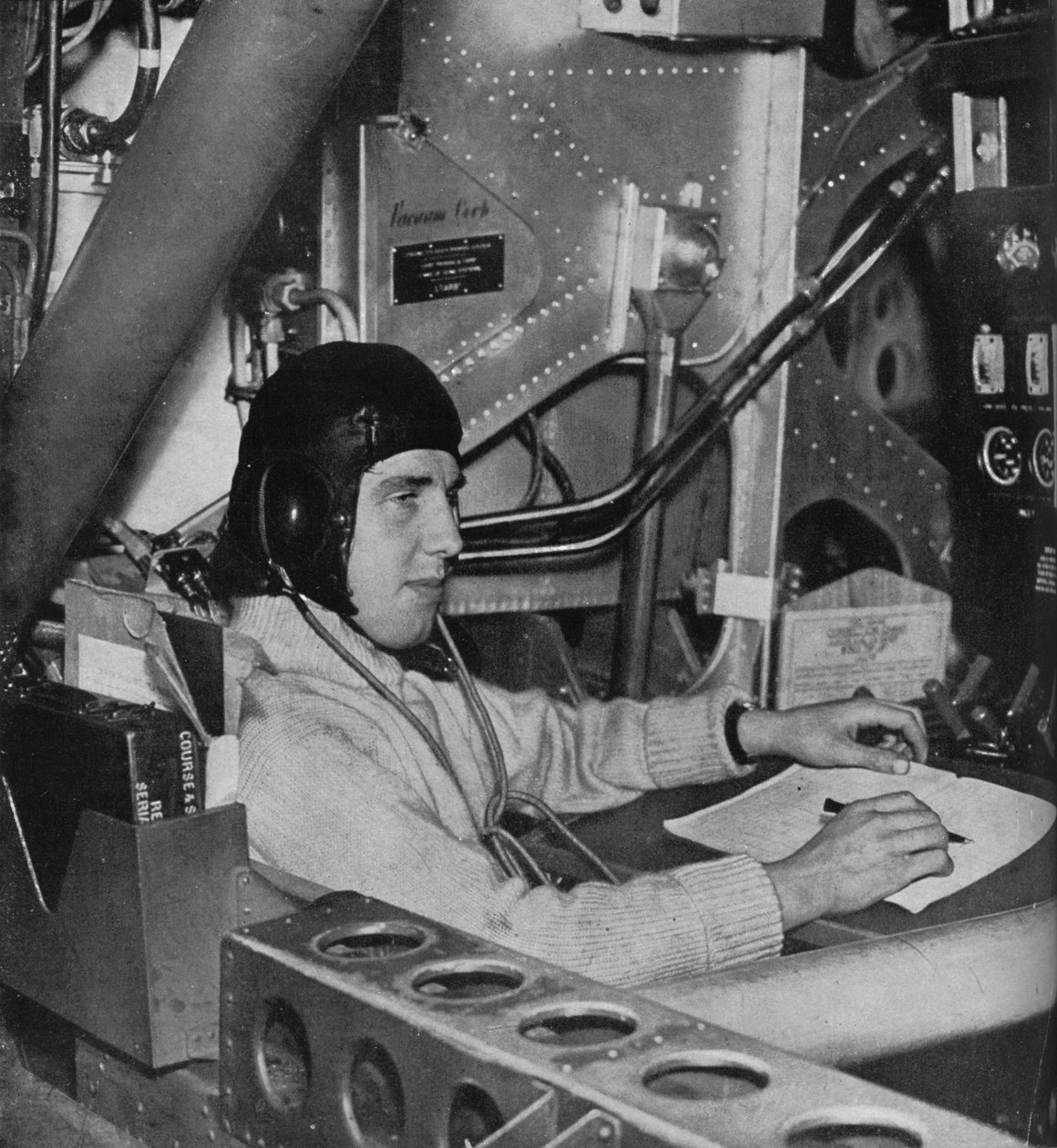 Engenheiro de vôo da RAF a bordo de uma aeronave, c1940 1943 de Unbekannt