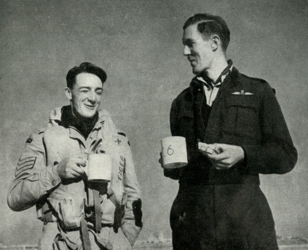Pessoal da RAF desfrutando de uma xícara de chá, Malta, Segunda Guerra Mundial, 1942 1944. de Unbekannt