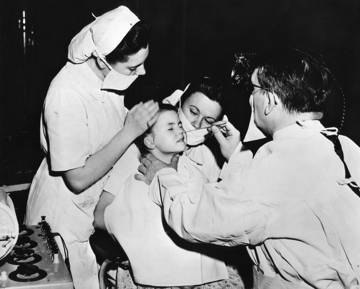 Tratamento de rádio para curar uma infecção nasal, França, c1947-1951 de Unbekannt