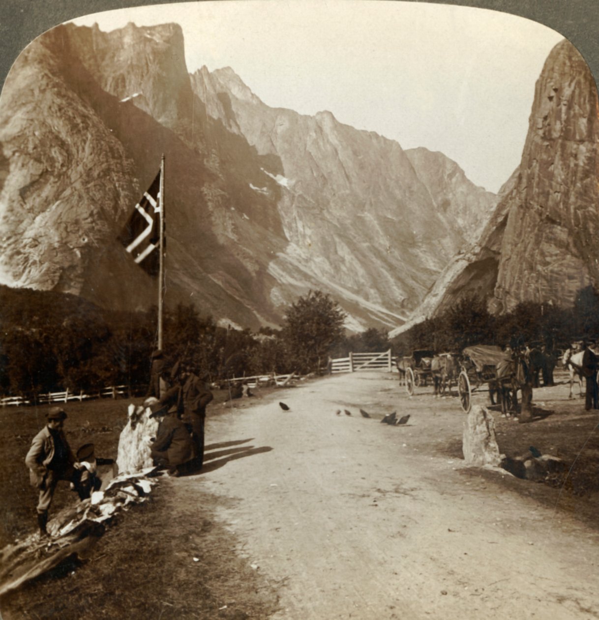 Escala irregular do pináculo de Troldtinder ou bruxa da estrada do vale, Horgheim, Noruega, c1905. de Unbekannt