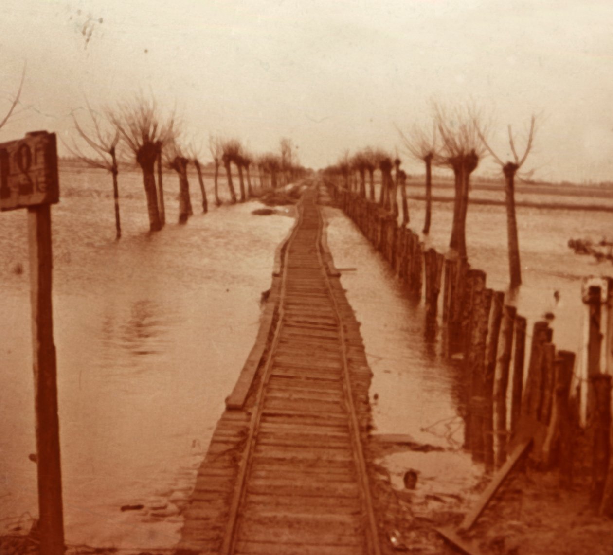 Linha ferroviária, Nieuwpoort, Flandres, Bélgica, c1914-c1918 de Unbekannt