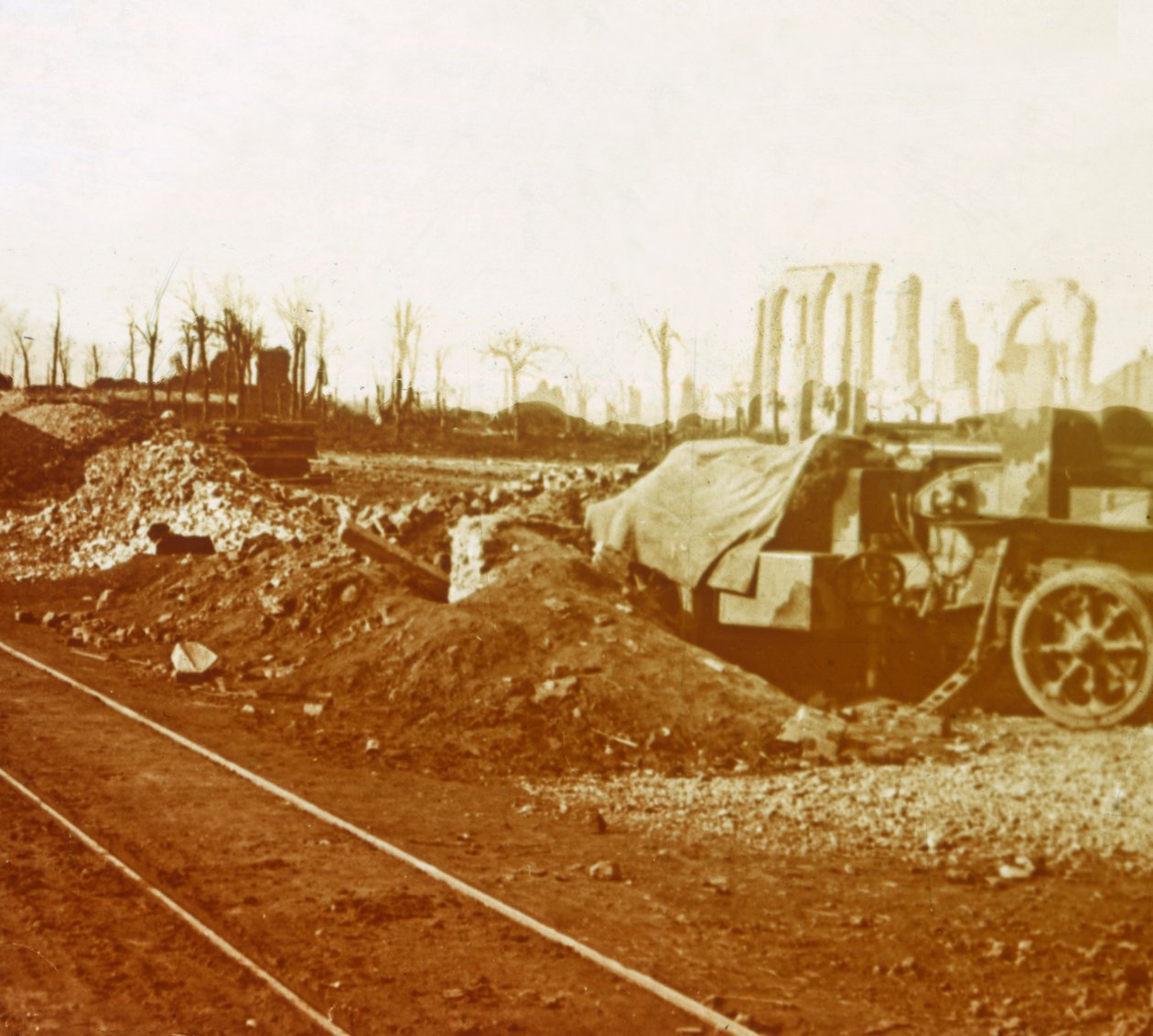 Linhas ferroviárias na vila de Noordschote, Flandres, Bélgica, c1914-c1918 de Unbekannt