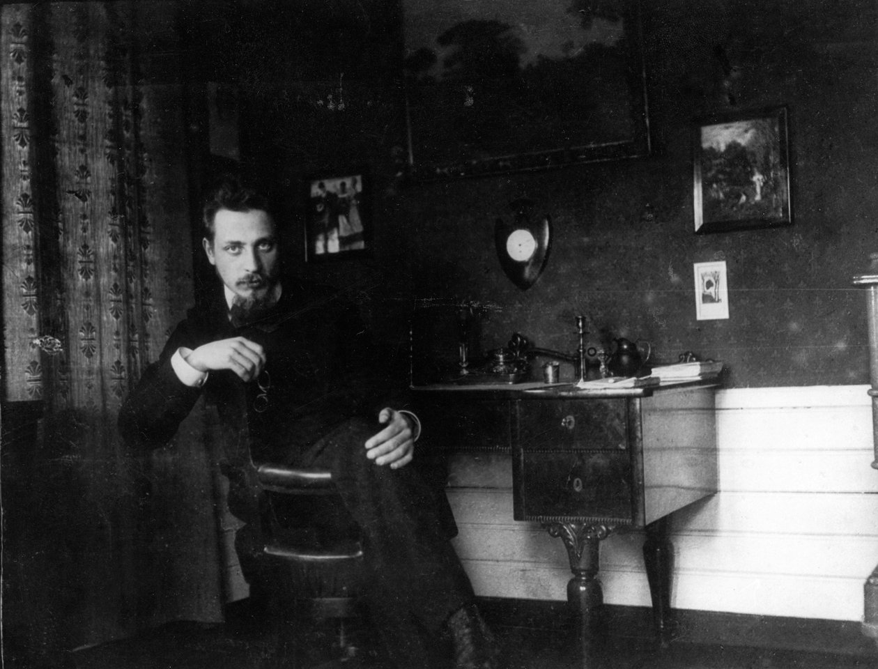 Rainer Maria Rilke em seu estudo, c. 1905 de Unbekannt
