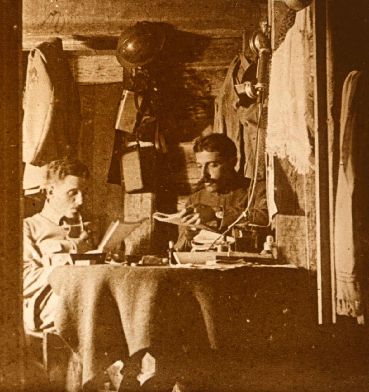 Leitura nas trincheiras, c1914-c1918 de Unbekannt