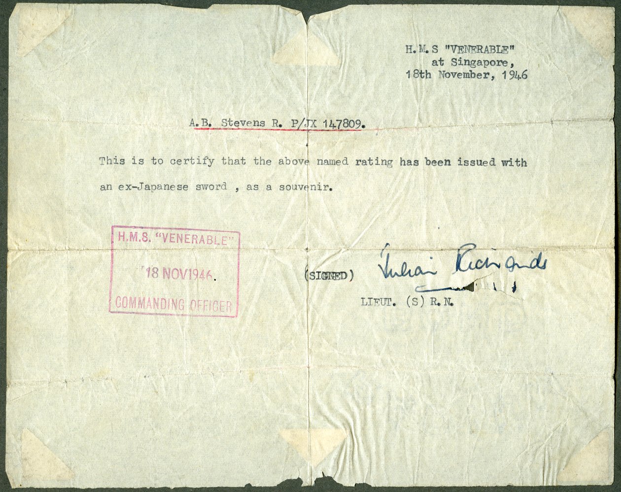 Recibo de uma ex-espada japonesa, HMS Venerable, Singapura, 1946 de Unbekannt