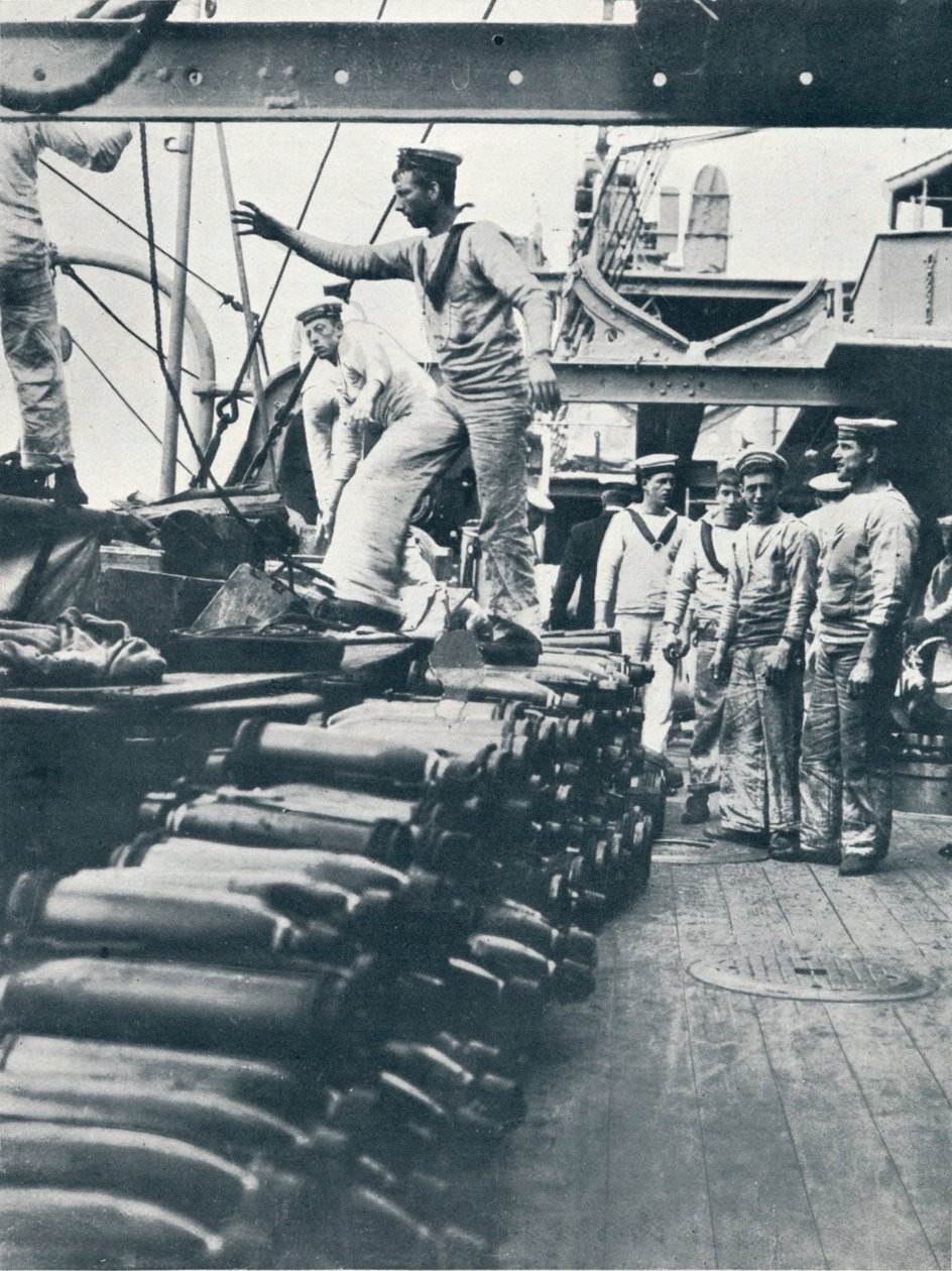Recebendo cartuchos para as armas navais no convés de um navio de guerra, c1914 de Unbekannt