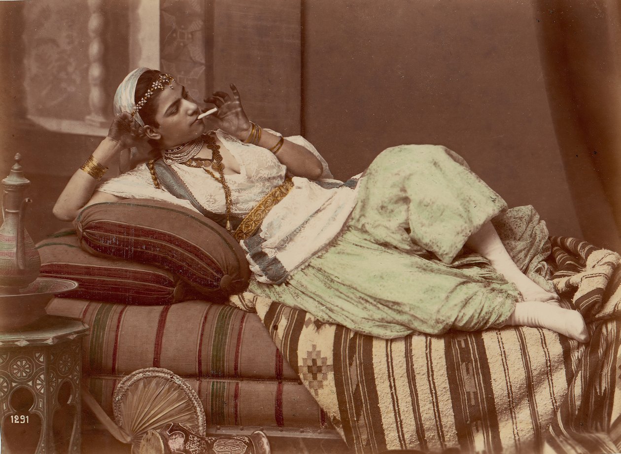 Mulher reclinada fumando, 1870-90. de Unbekannt