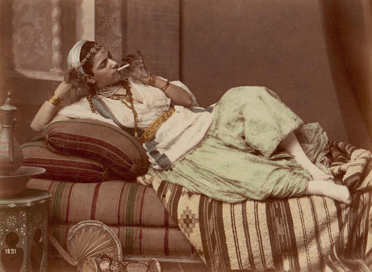 [Mulher reclinada fumando], 1870-90. de Unbekannt