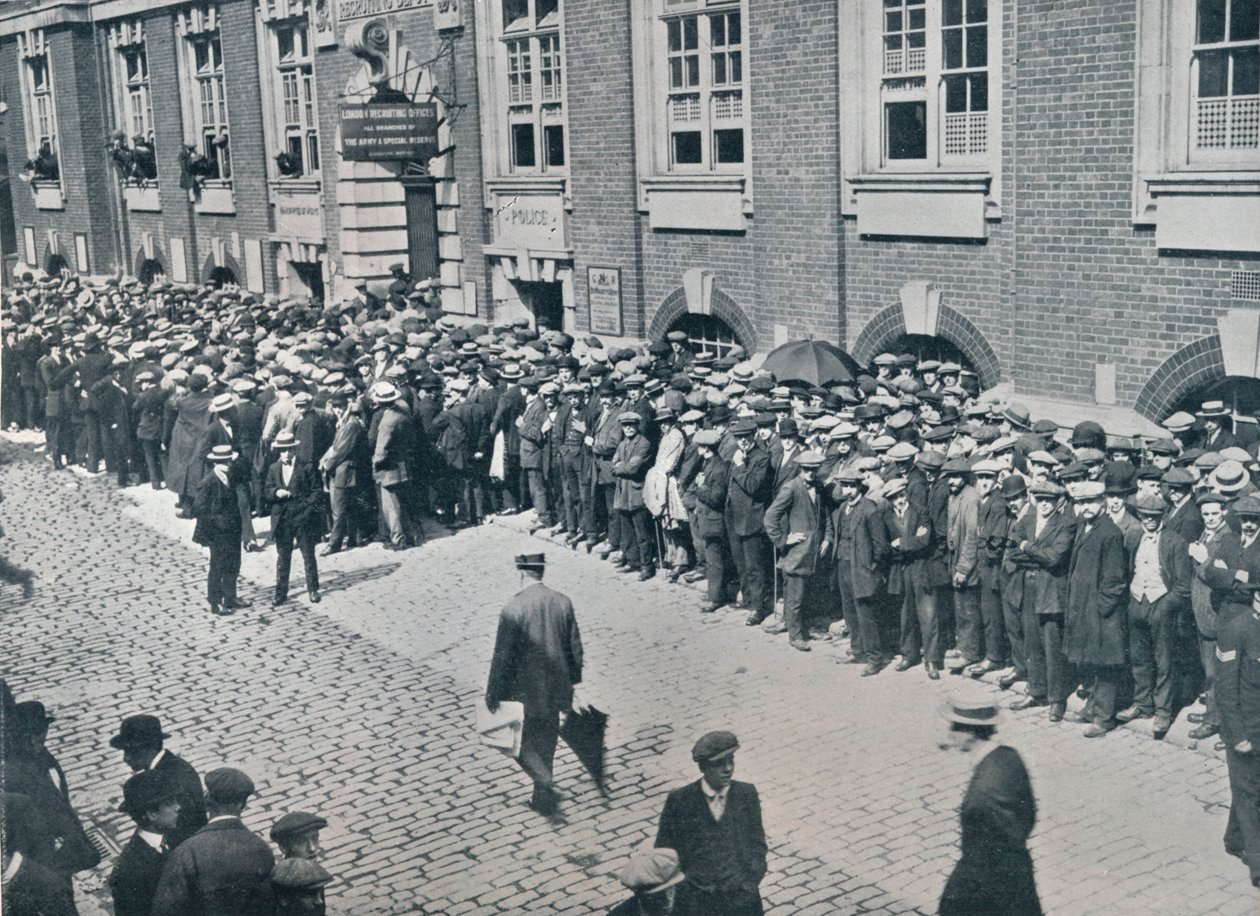 Recrutas esperando do lado de fora do depósito de recrutamento do centro de Londres, 1914 de Unbekannt