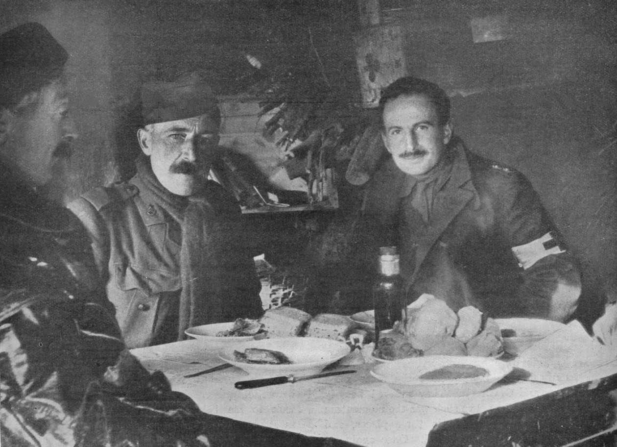 Oficiais da Cruz Vermelha no jantar em uma escavação, 1914 de Unbekannt