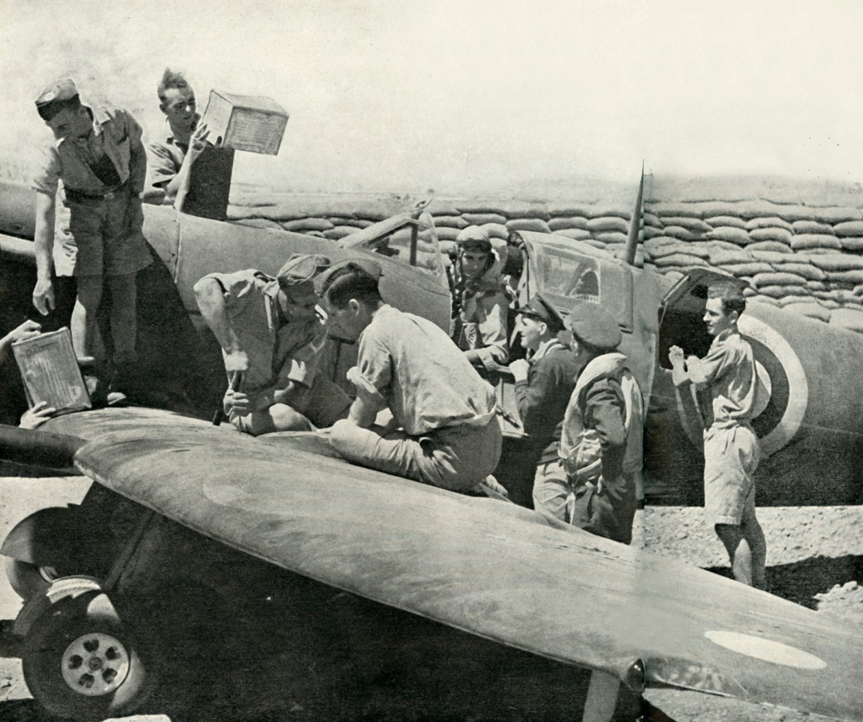 Reabastecimento e rearmamento de caças Spitfire, Malta, Segunda Guerra Mundial, 1942 1944. de Unbekannt