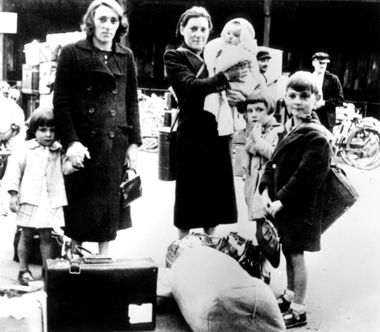 Refugiados e seus pertences, Paris ocupada pela Alemanha, julho de 1940 de Unbekannt