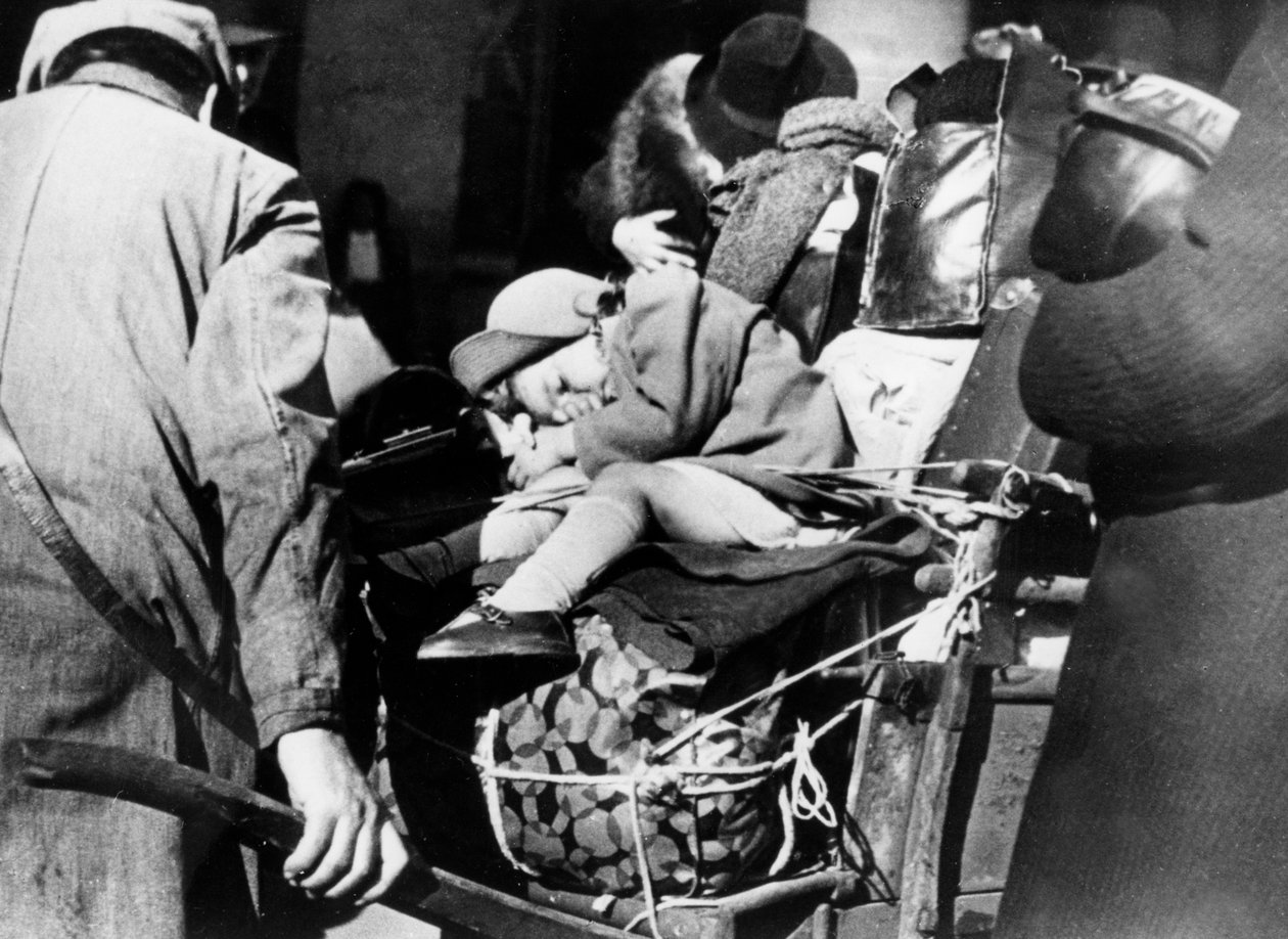 Refugiados com sua bagagem na Gare de lEst, Paris, agosto de 1940 de Unbekannt