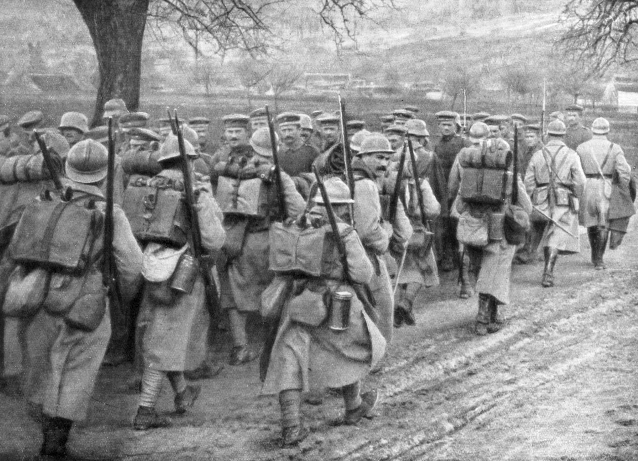 Infantaria francesa de socorro passando uma fila de prisioneiros, Plessis-de-Roye, Picardia, França, 30 de março de 1918 de Unbekannt
