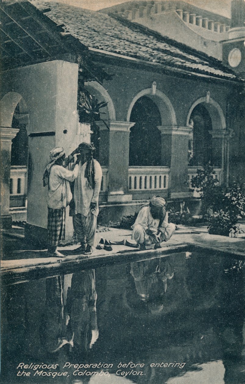Preparação religiosa antes de entrar na mesquita, Colombo, Ceilão, c1910. de Unbekannt