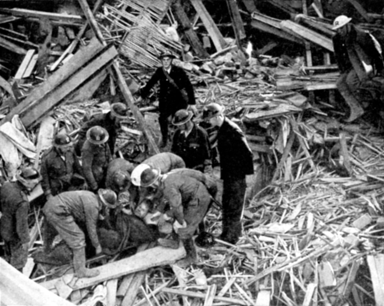 Equipes de resgate libertando um homem de um prédio danificado por bombas, Segunda Guerra Mundial, 1940 de Unbekannt
