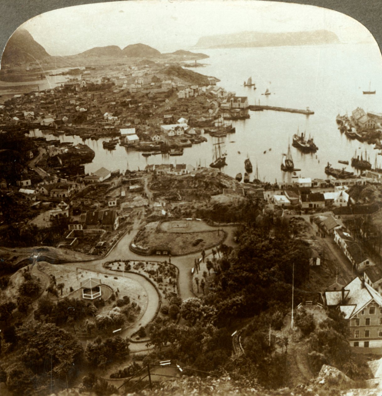 Restaurando uma cidade queimada - Aalesund, um porto da ilha e importante mercado de bacalhau, Noruega, c1905. de Unbekannt