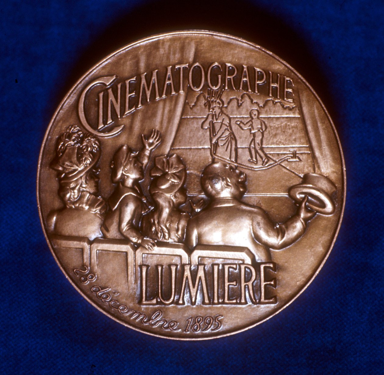 Reverso da medalha comemorativa dos 50 anos de cinematografia dos irmãos Lumiere, 1945 de Unbekannt