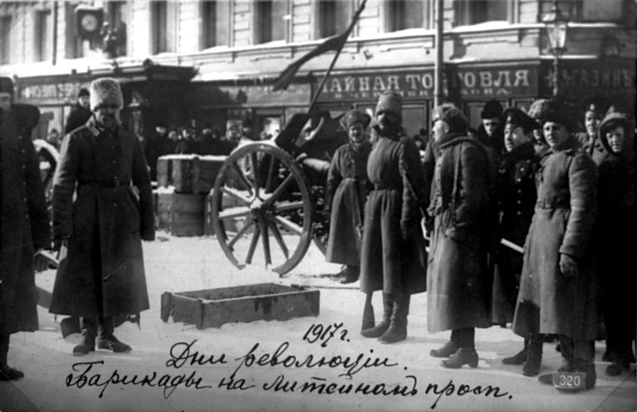 Barricadas revolucionárias em Liteyny Prospekt, Petrogrado, Rússia, 27 de fevereiro de 1917 de Unbekannt
