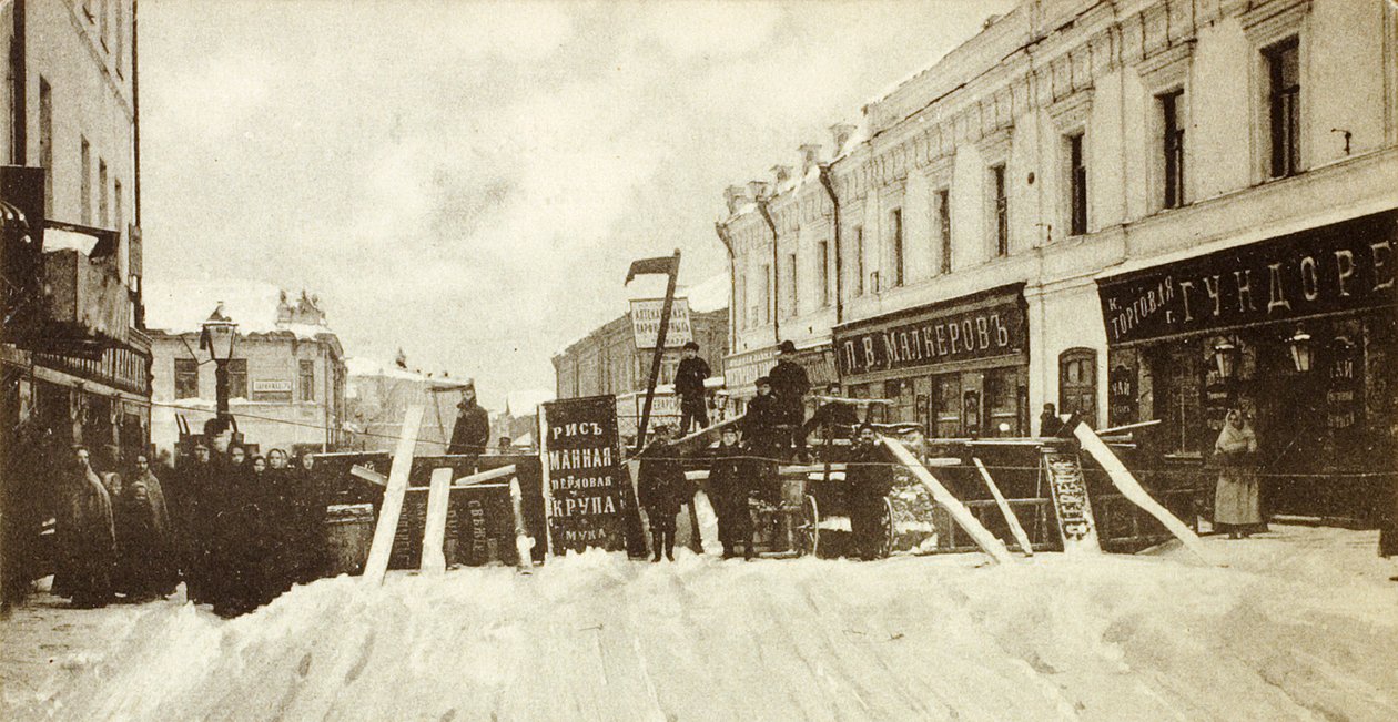 Barricadas revolucionárias na rua Seleznevskaya, Moscou, Rússia, durante o levante em 1905 de Unbekannt