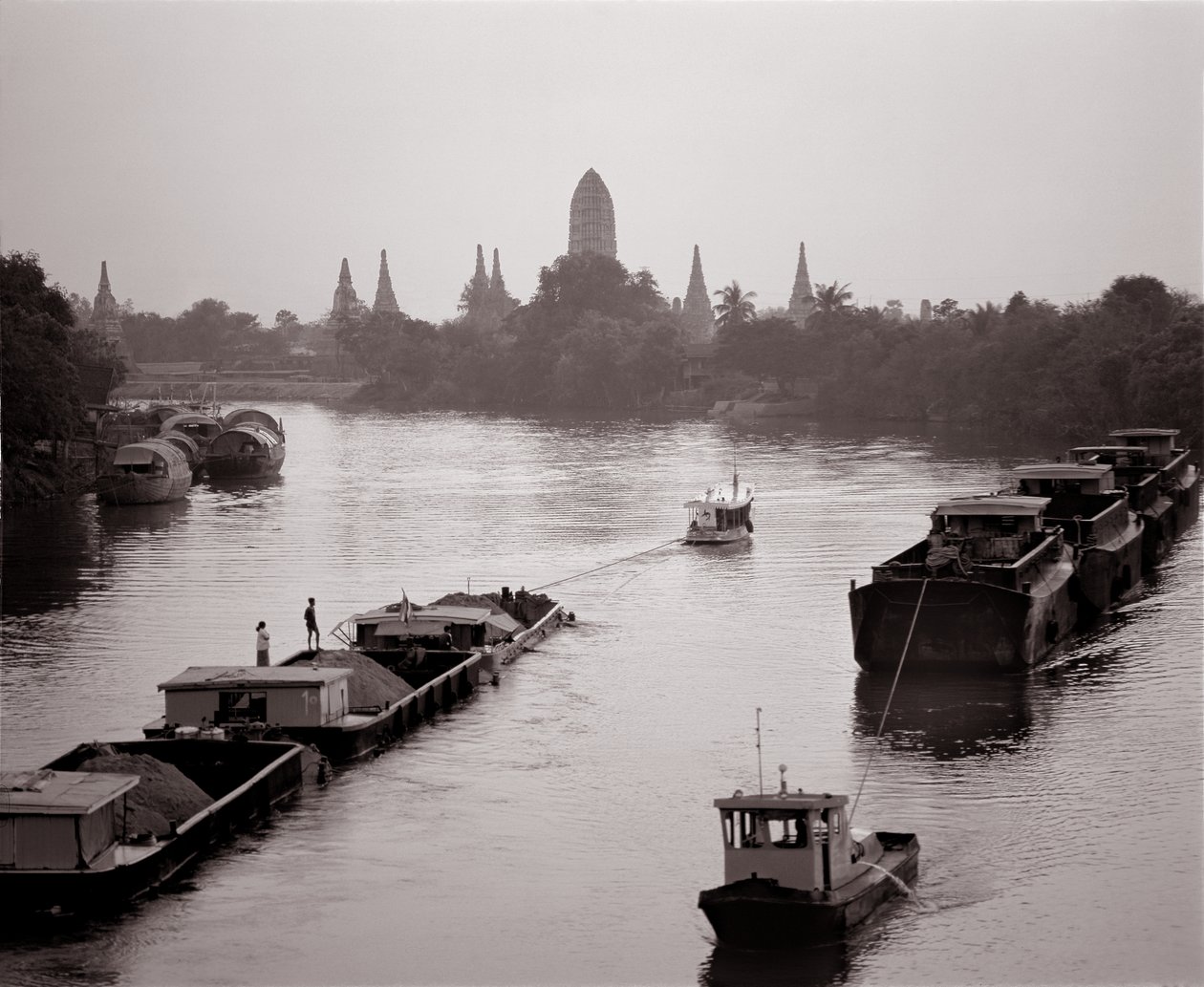 Barcaças fluviais descendo no rio Chao Phraya com vista para Wat Chaiwatthanaram de Unbekannt