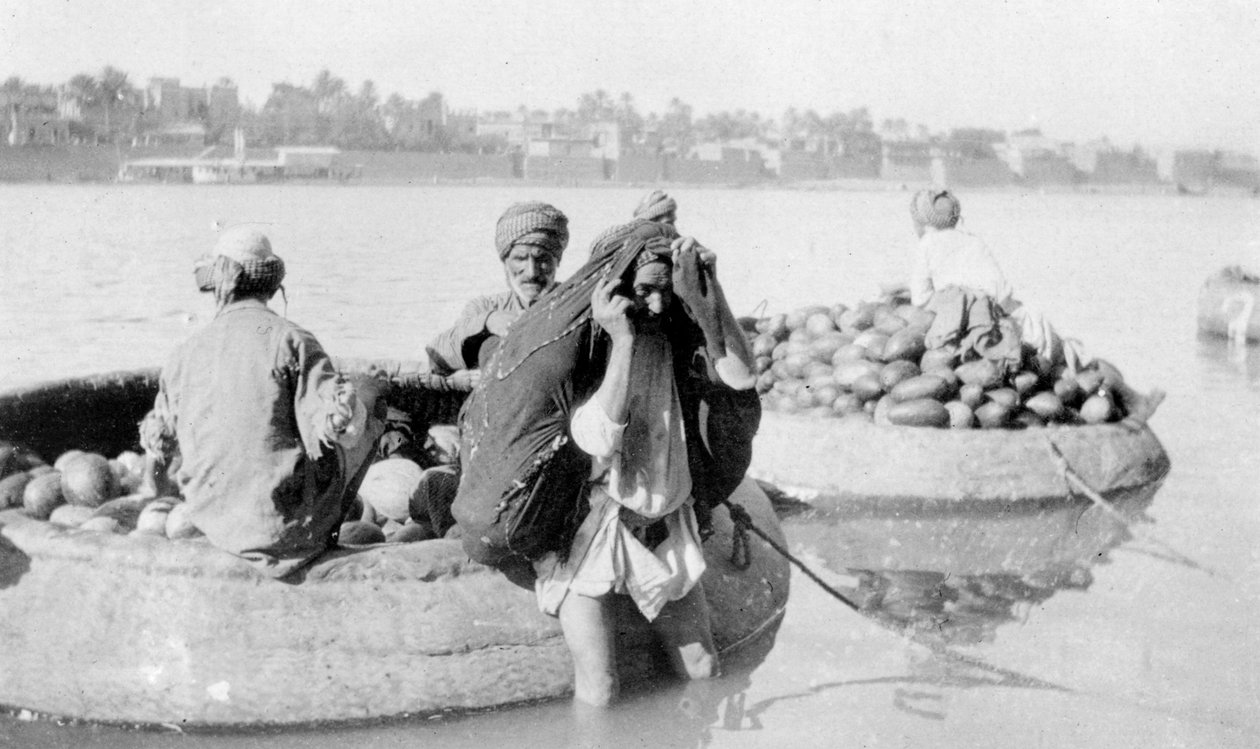 Embarcações fluviais carregadas de melões, rio Tigre, 1917-1919 de Unbekannt