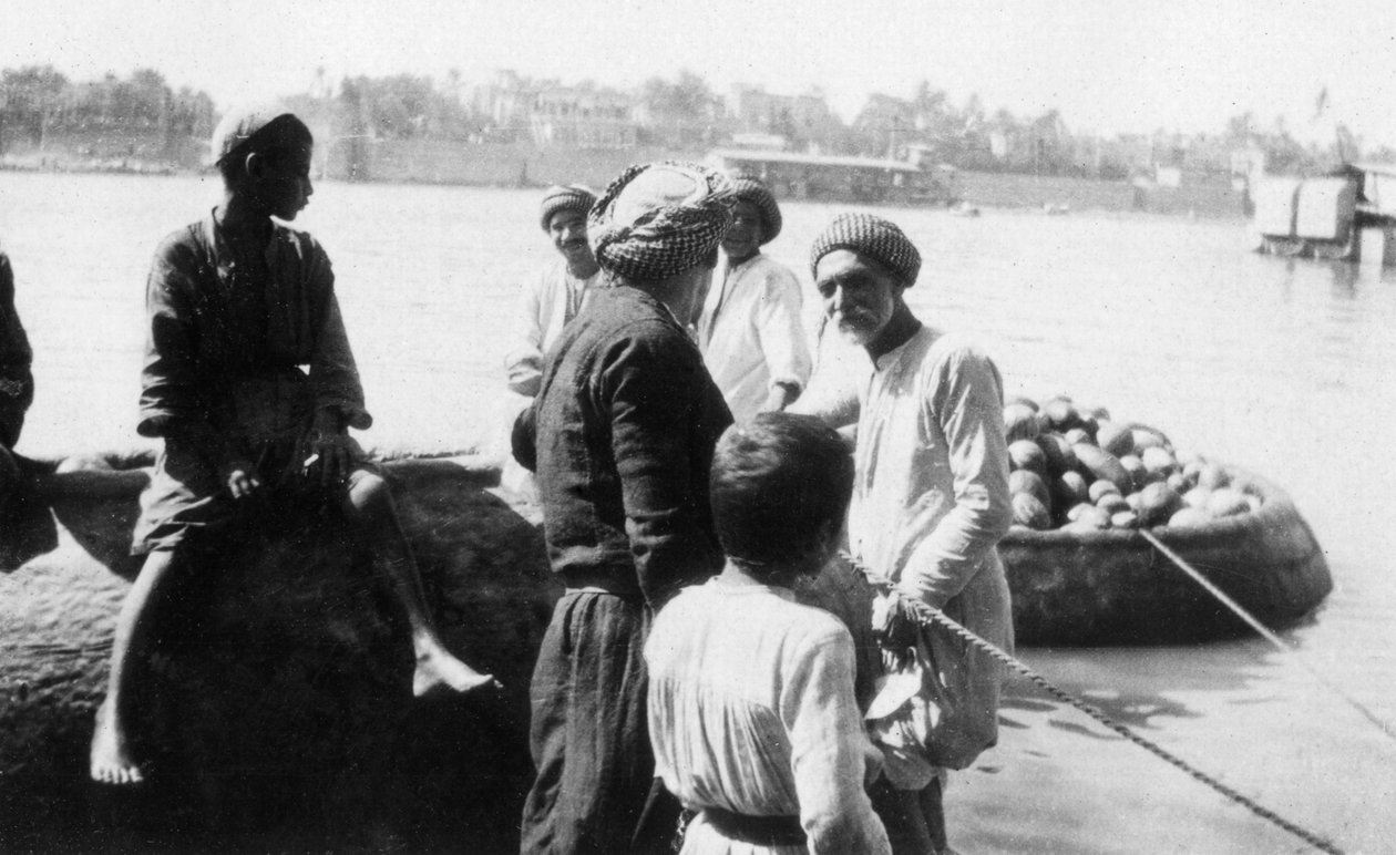 Embarcações fluviais carregadas de melões, rio Tigre, Bagdá, Iraque, 1917-1919 de Unbekannt