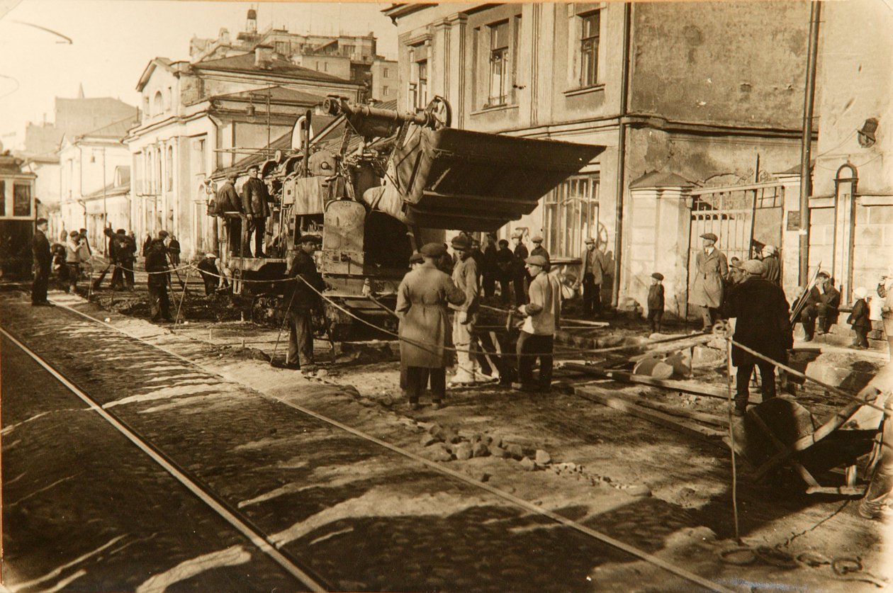 Obras na rua Tverskaya Street, Moscou, URSS, década de 1920 de Unbekannt