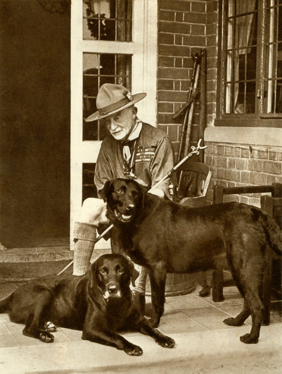 Robert Baden-Powell em casa com seus cães, c1929, 1935. de Unbekannt