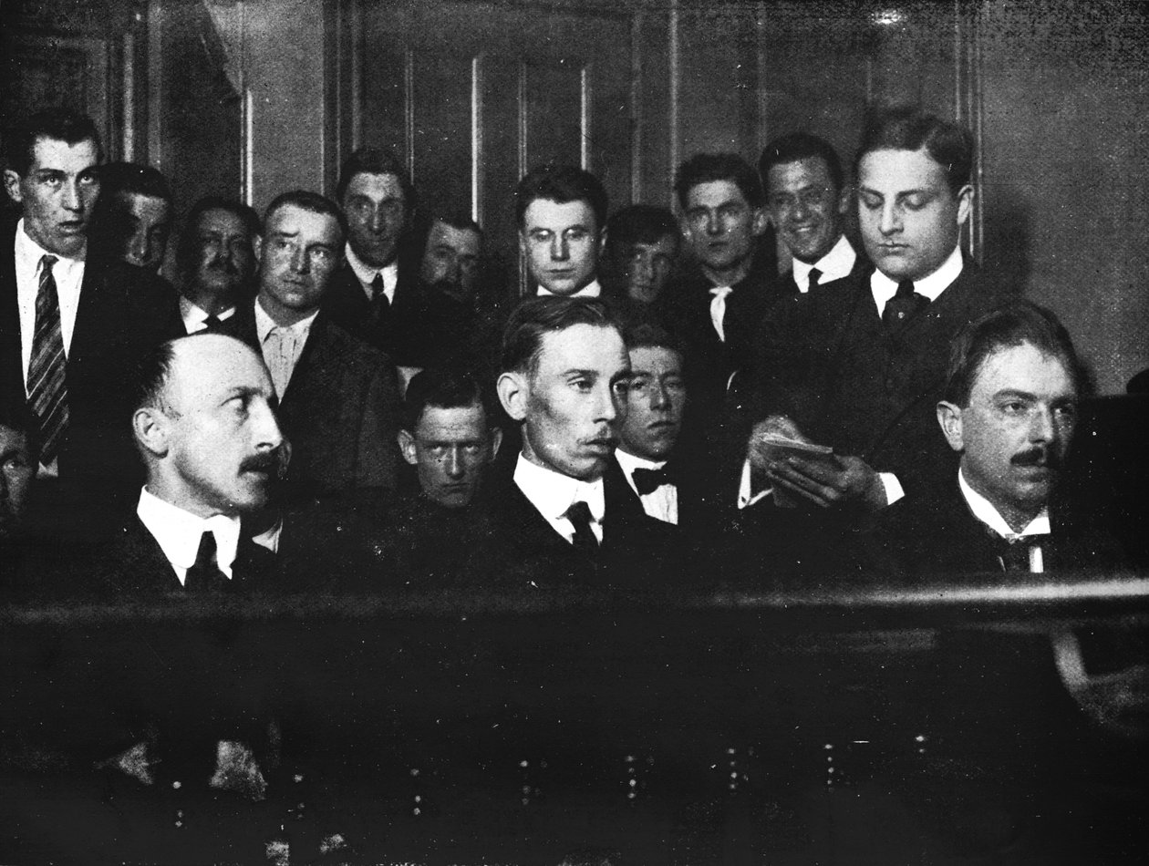 Robert Fay à esquerda e seus dois cúmplices fotografados no tribunal, 1915. de Unbekannt
