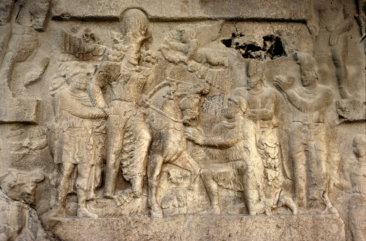 Relevo rochoso representando o Rei Sassaniano Shapur I (241-72) o Imperador Romano Valeriano (c.240-260) e generais Persas, século III (pedra) de Unbekannt