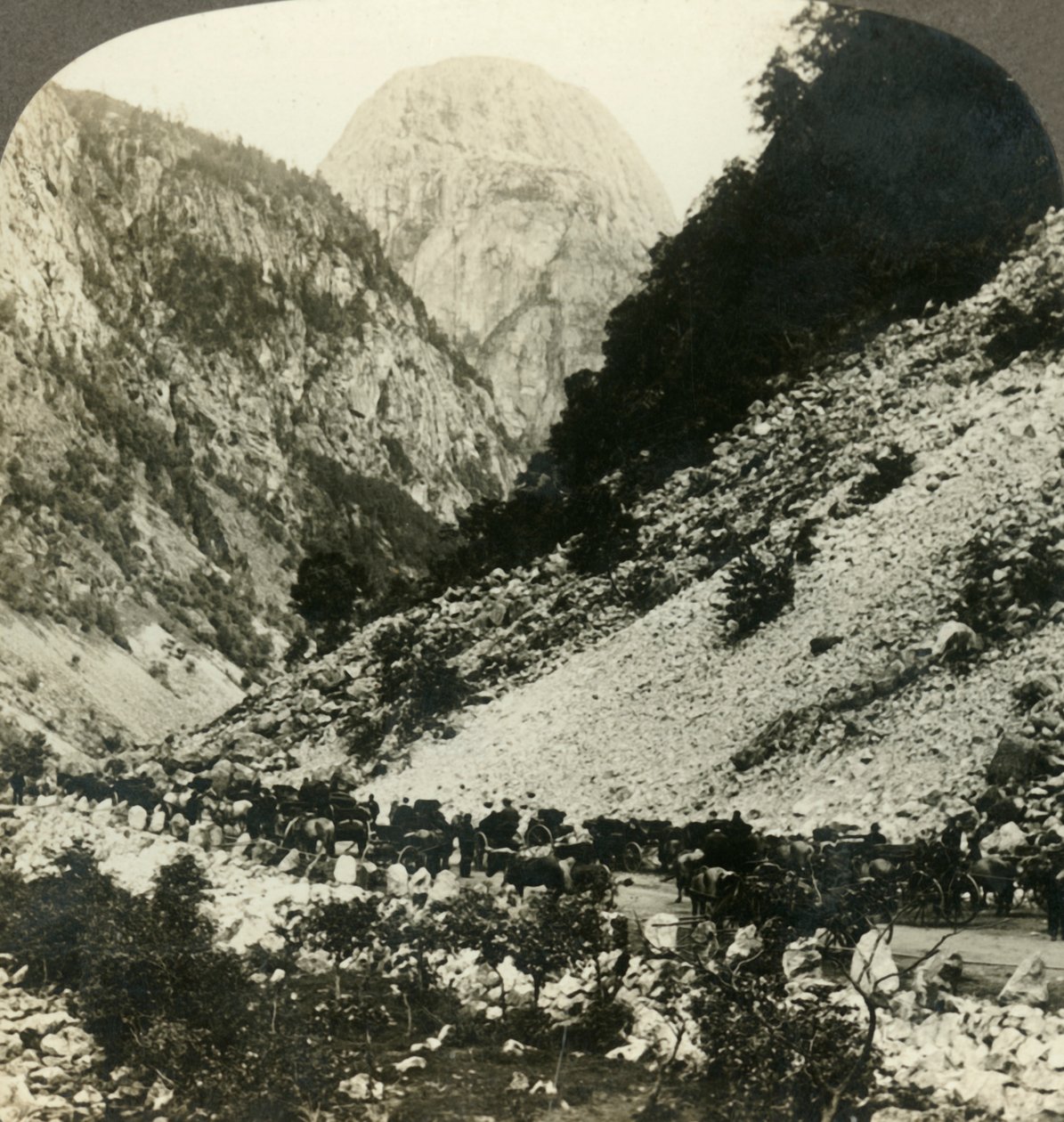 Jordalsnut rochoso 3620 ft. Ao lado da estrada enchida com os carros de turistas, Noruega, c1905. de Unbekannt