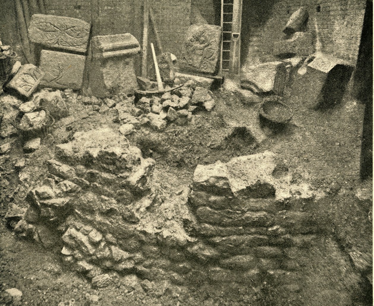 Restos romanos encontrados em um bastião do muro de Londres, 1908 de Unbekannt