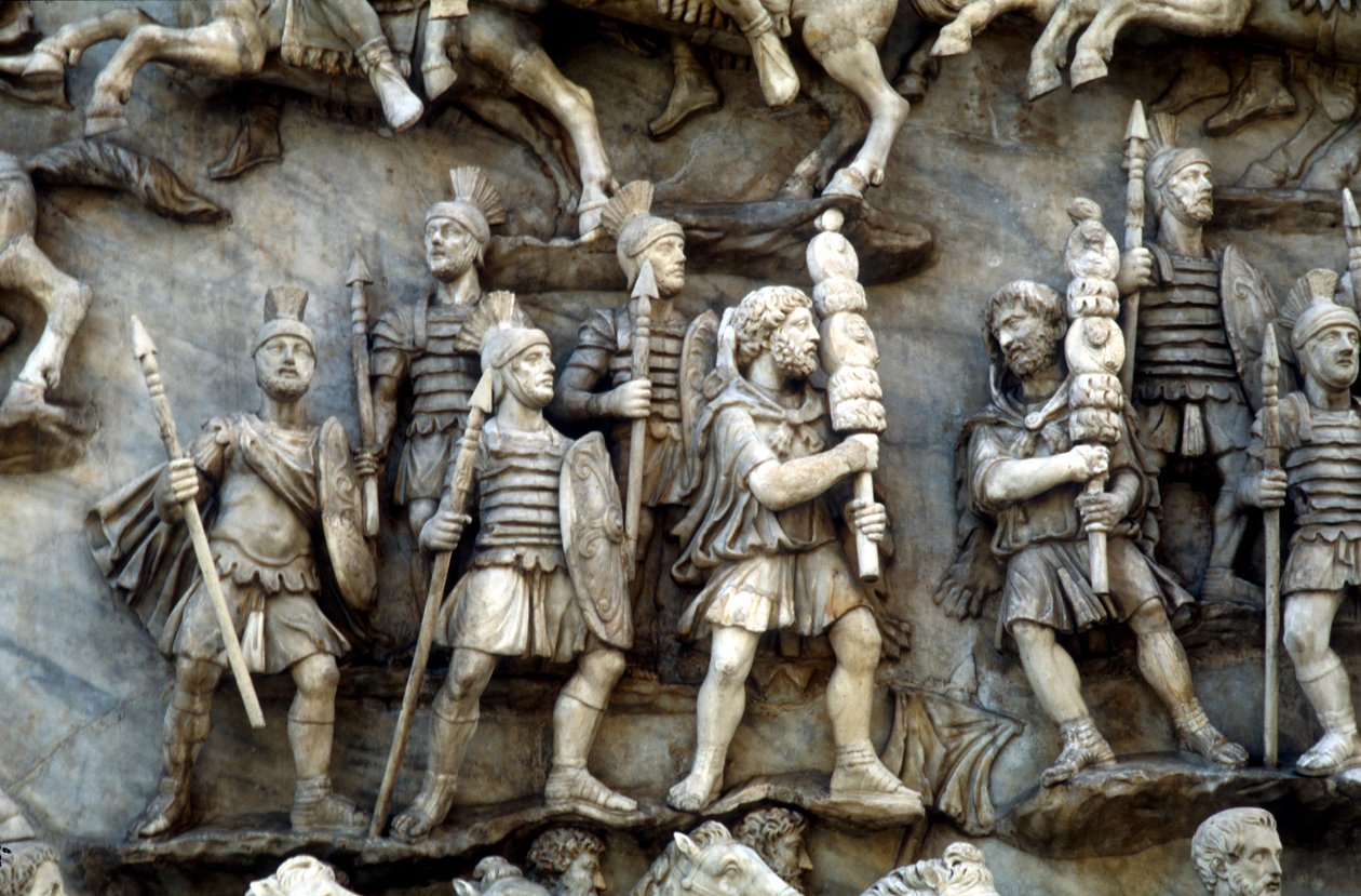 Soldados romanos participando de decursio, o ritual circulando da pira funerária, c180-196 de Unbekannt