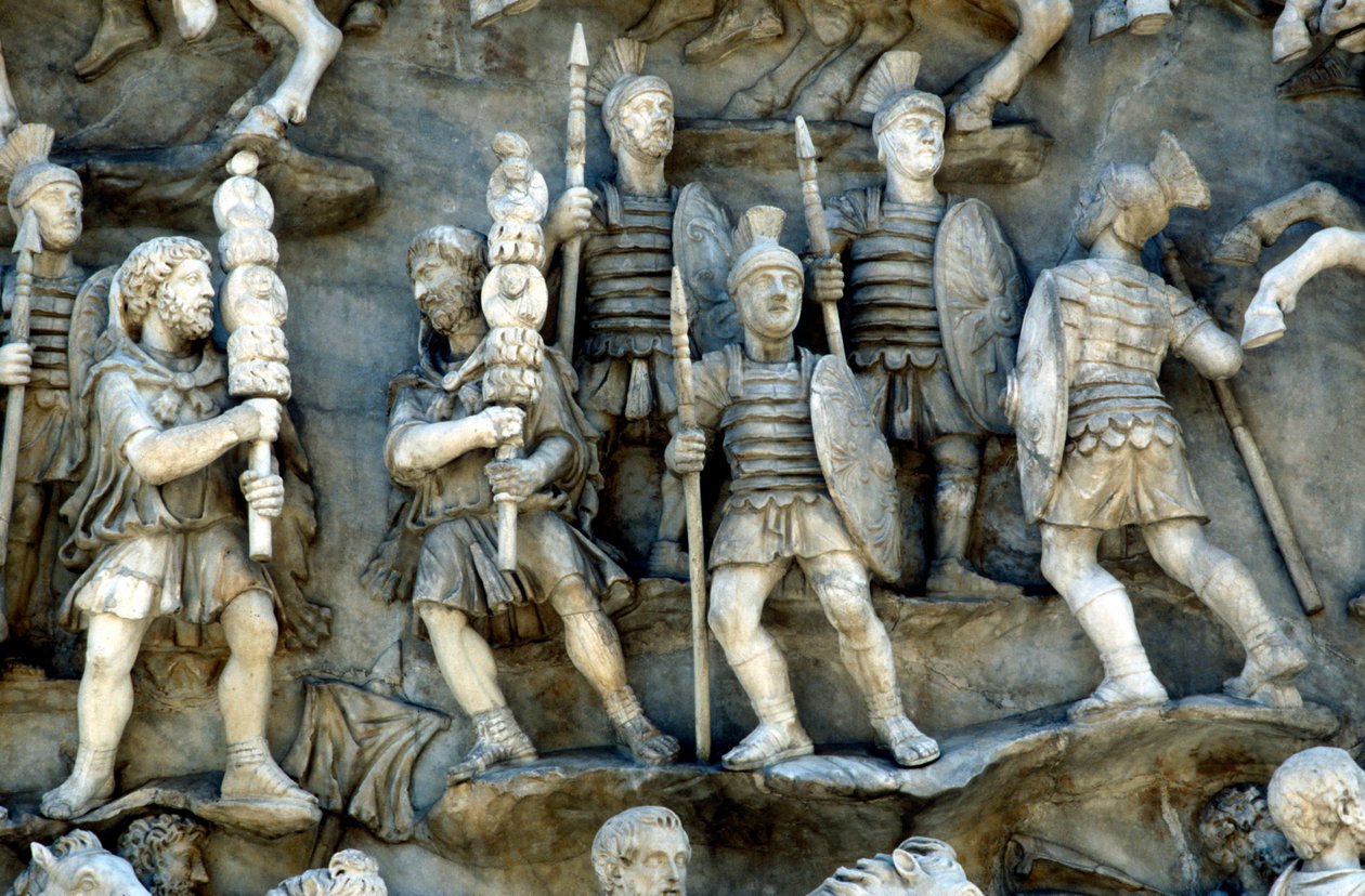 Soldados romanos participando de decursio, o ritual circulando da pira funerária, c180-196 de Unbekannt
