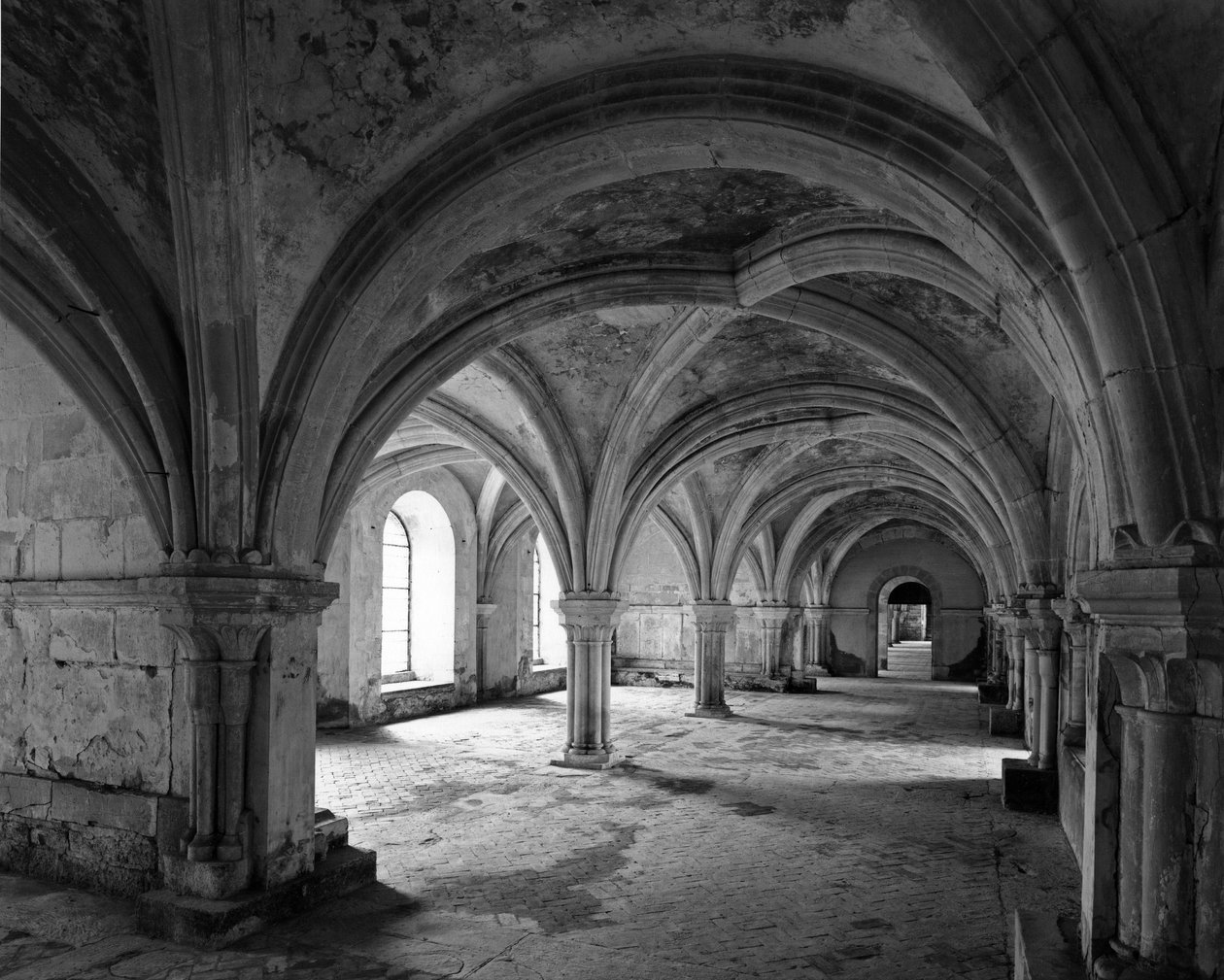 Arquitectura românica: vista do salão capitular da abadia cisterciense de Fontenay fundada em 1118 (Cote d