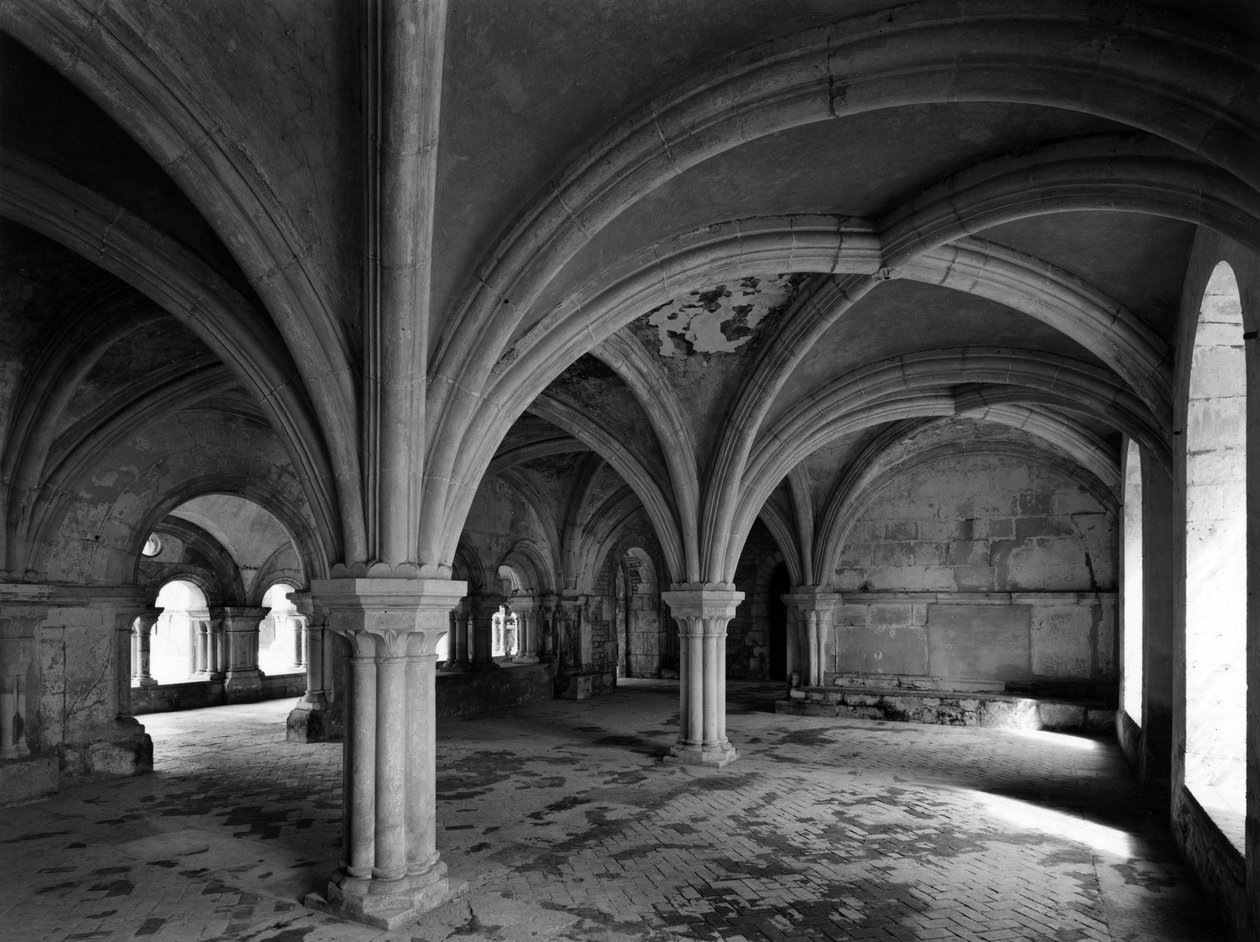 Arquitectura românica: vista do salão capitular da abadia cisterciense de Fontenay fundada em 1118 (Cote d