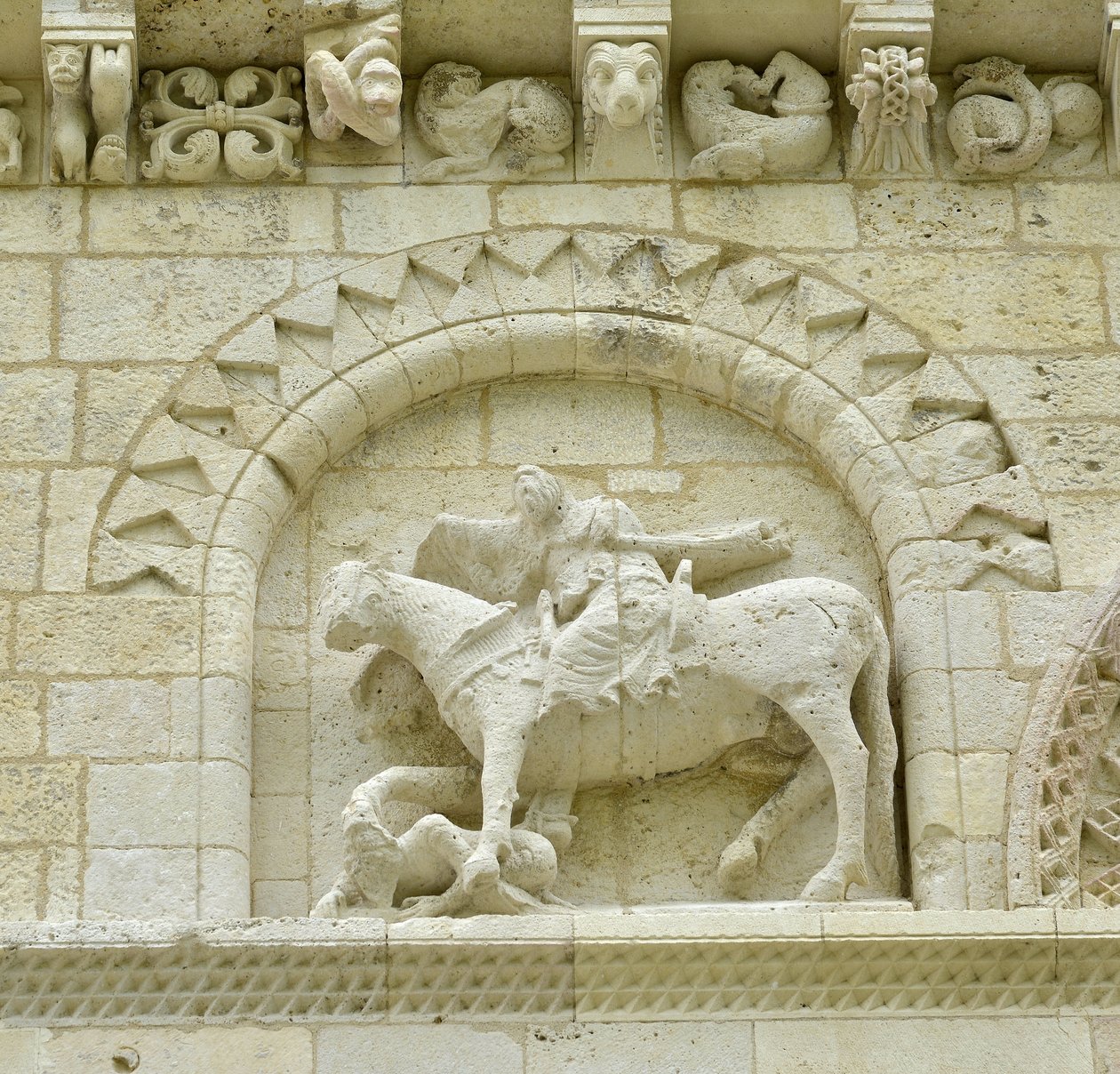 Arte românica: detalhe da fachada representando Hugues de Surgeres e Geoffroy de Vendome ou o Imperador Constantino I o Grande cujo pé do cavalo pisaria Heresie e Cristo triunfante do Mal e da Morte, Notre-Dame de Surgeres (17700) de Unbekannt
