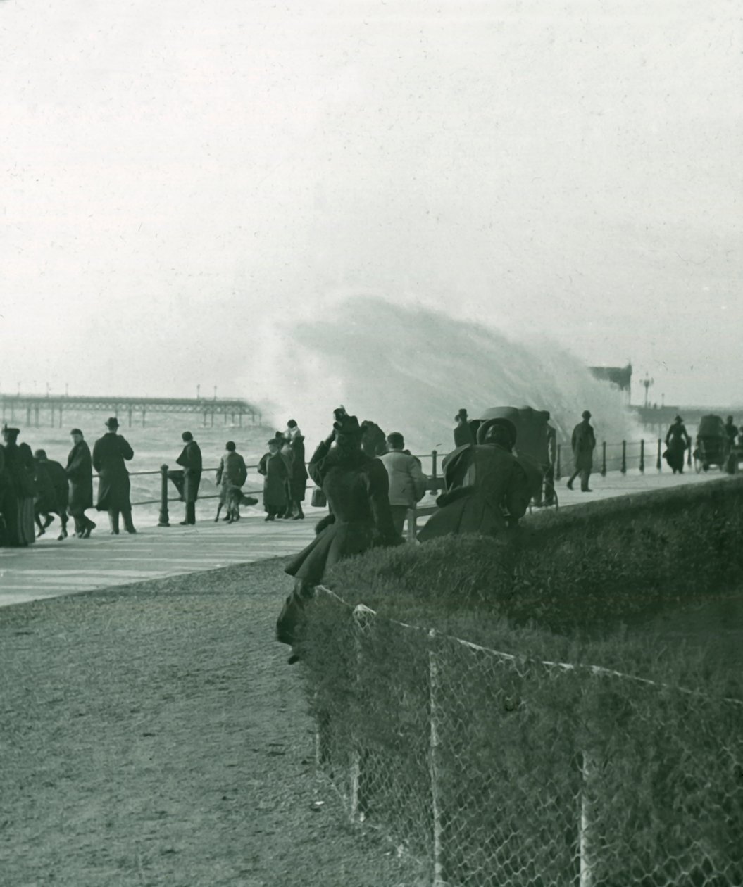 Mar agitado sobre o passeio em Hastings, Sussex, final do século XIX-início do século XX. de Unbekannt