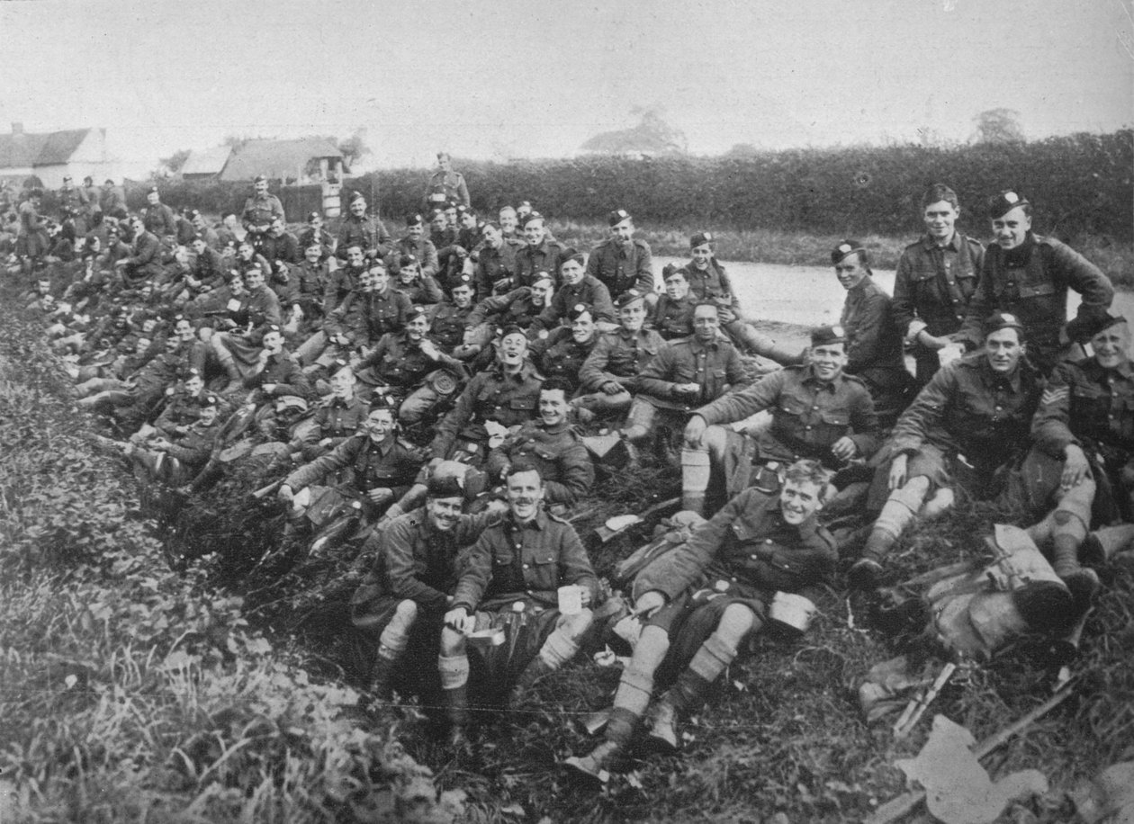 Os recrutas do Royal Army Medical Corps tomam uma refeição ao ar livre, 1915 de Unbekannt