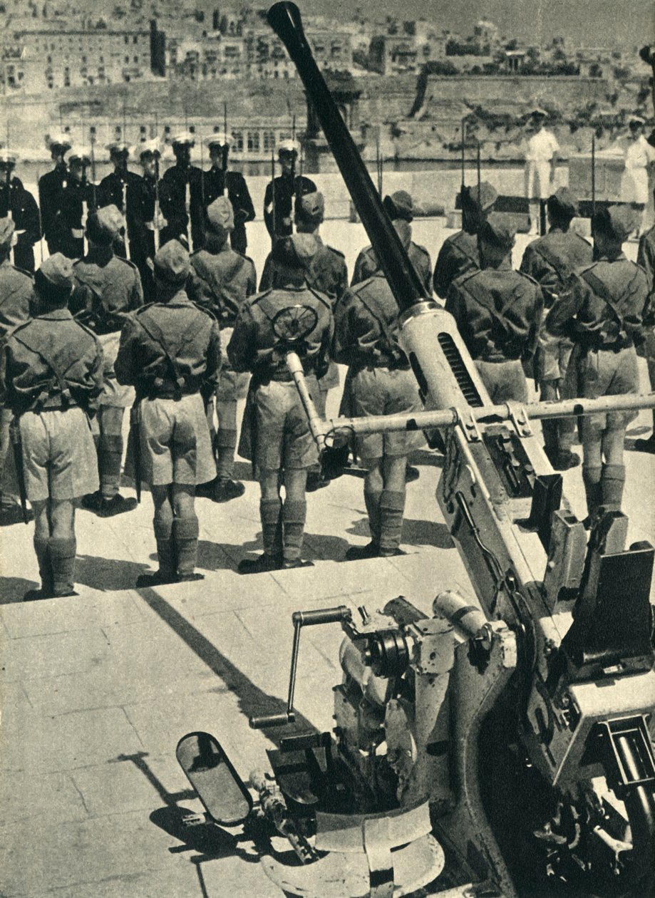 Fuzileiros navais reais na parada que comemora a defesa bem sucedida de Malta, segunda guerra mundial, 1943 1944. de Unbekannt