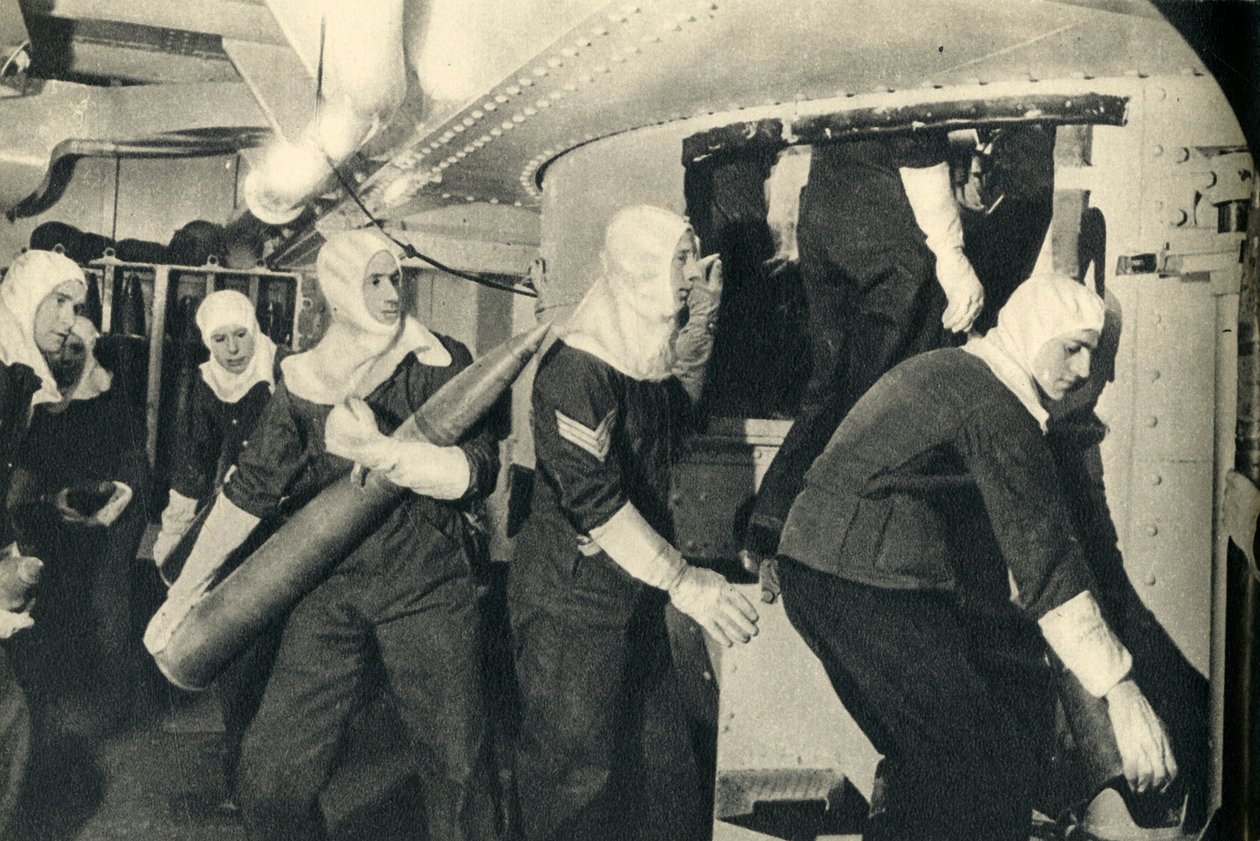 Fuzileiros navais reais que manuseiam munições a bordo do HMS Illustrious, Segunda Guerra Mundial, c1939-c1943 1944. de Unbekannt